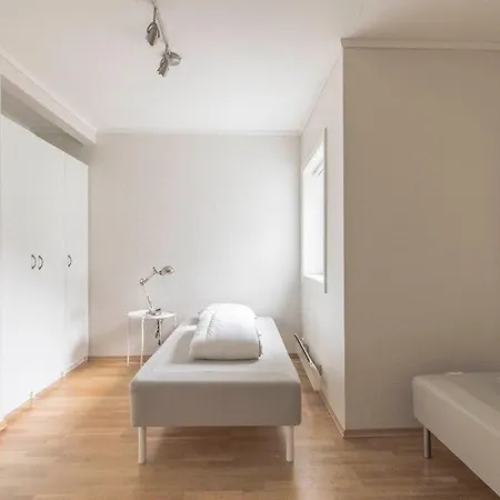 Modern And Beautiful Apt, Center, 4br